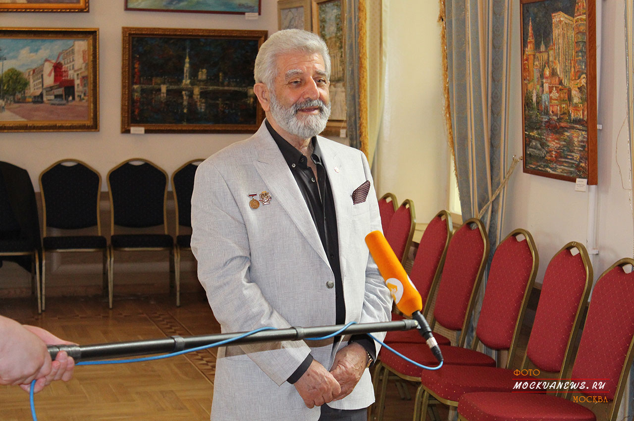 открытие персональной выставки художника Биньямина Шалумова