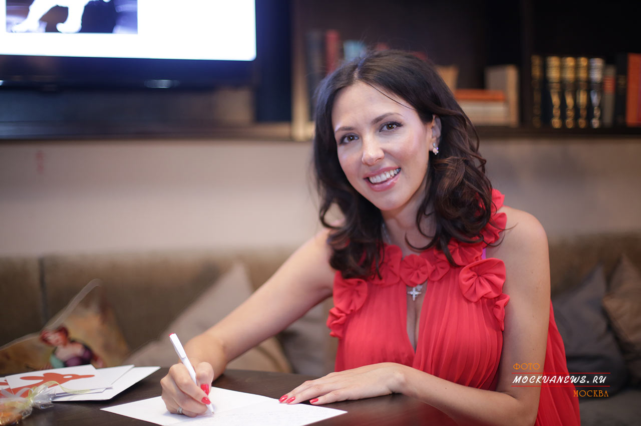 Первый благотворительный вечер #ДАРИТЕРАДОСТЬ с Ниной Курпяковой прошел в Москве