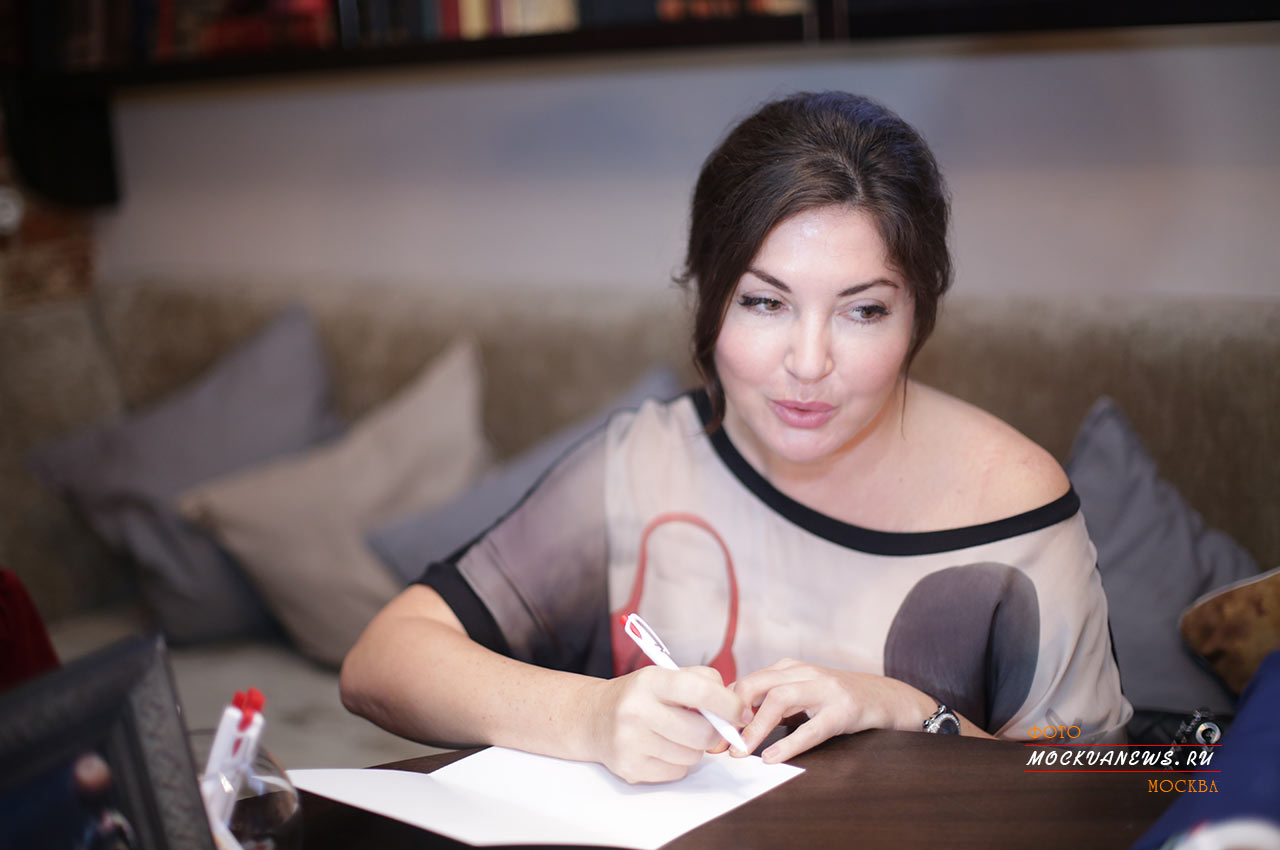 Первый благотворительный вечер #ДАРИТЕРАДОСТЬ с Ниной Курпяковой прошел в Москве