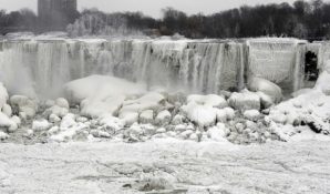 Зима, канадец торжествуя,  на дровнях. Мороз в Канаде (фото)