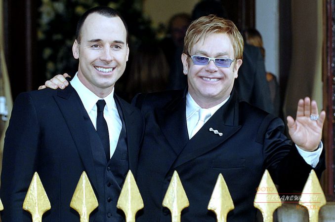 Сэр Элтон стал мужем, а может женой