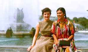 Модный тренд — в Новый год в узбекском халате?