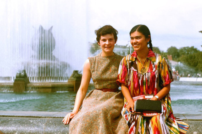 Модный тренд — в Новый год в узбекском халате?