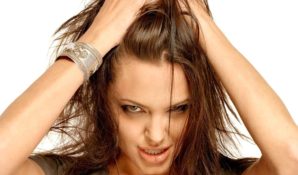 Голливудская звезда и режиссер Анджелина Джоли в пролёте