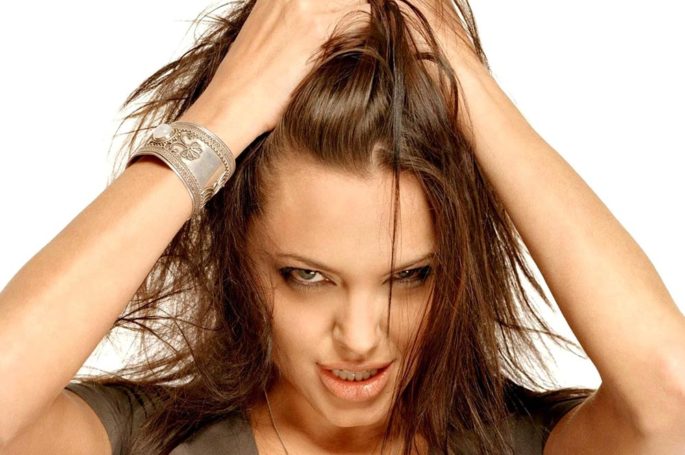 Голливудская звезда и режиссер Анджелина Джоли в пролёте