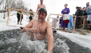 Следует ли принимать участие в крещенских купаниях?