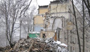 В СЗАО г. Москвы состоялся снос ветхого пятиэтажного дома в районе Хорошево-Мневники
