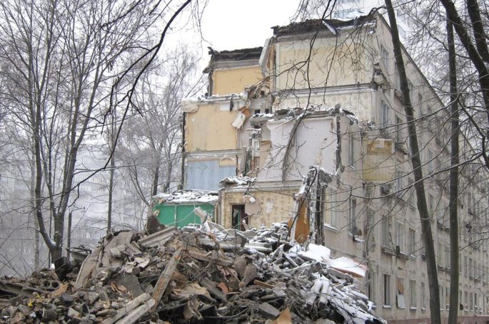 В СЗАО г. Москвы состоялся снос ветхого пятиэтажного дома в районе Хорошево-Мневники