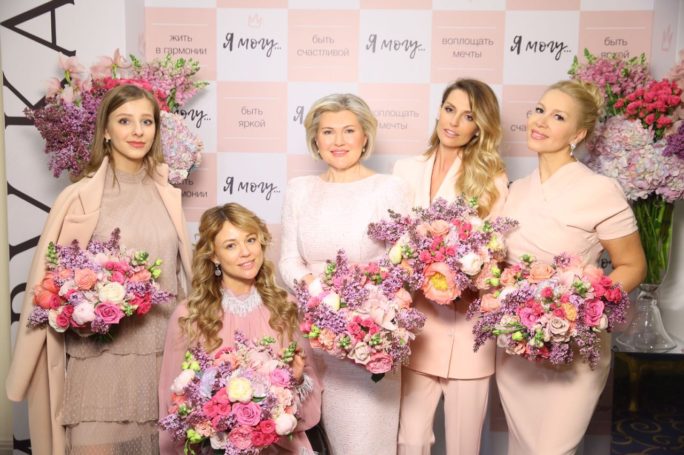 Взяла старт социальная кампания Mary Kay «Я горжусь своей подругой»