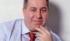 Миллиардер Михаил Гуцериев сумел заработать 50 долларов игрой на скрипке