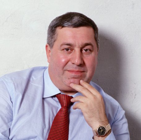 Миллиардер Михаил Гуцериев сумел заработать 50 долларов игрой на скрипке