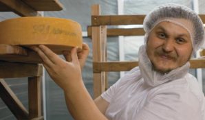 Олег Сирота вручил американскому послу в РФ Джону Теффту подмосковный сыр