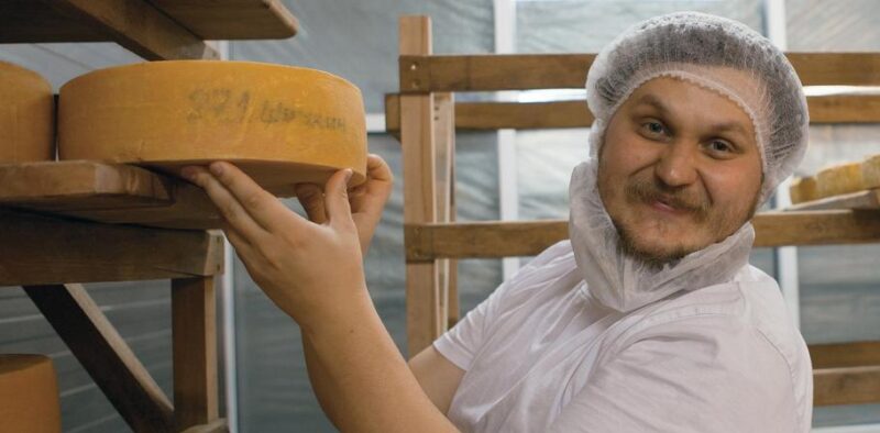 Олег Сирота вручил американскому послу в РФ Джону Теффту подмосковный сыр