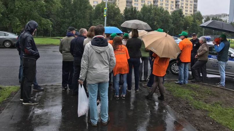 В знак протеста обманутые дольщики жилого комплекса Царицыно перекрыли Бирюлевскую улицу