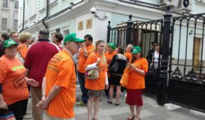 Организованная обманутыми дольщиками ЖК Царицыно акция протеста проходит у здания Правительства Москвы