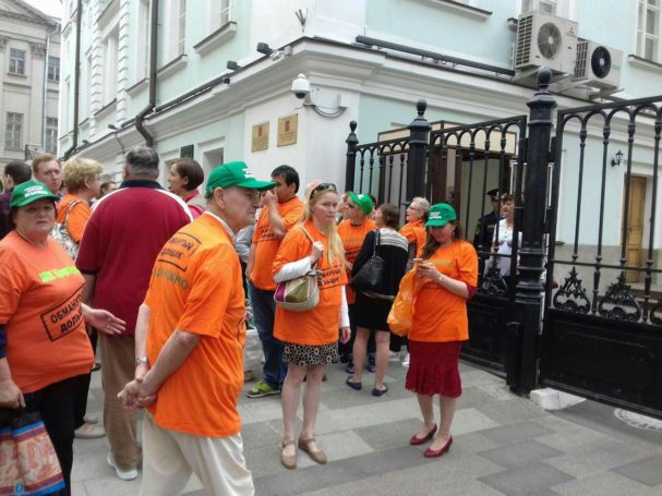 Организованная обманутыми дольщиками ЖК Царицыно акция протеста проходит у здания Правительства Москвы