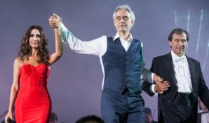 Певица Зара осуществила мечту слепого музыканта из Саратова