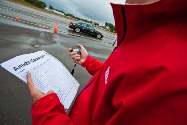 Эксперт Разуваев считает, что сомнительная пиар-компания «Альфы» может ухудшить конкурентную среду в банковской сфере РФ
