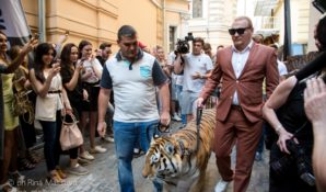 В клуб Squat ¾ Сергей Сафронов привел огромного тигра