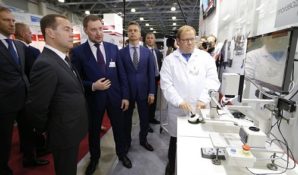 Премьер-министр РФ познакомился с продукцией российских компаний на выставке «Импортозамещение»