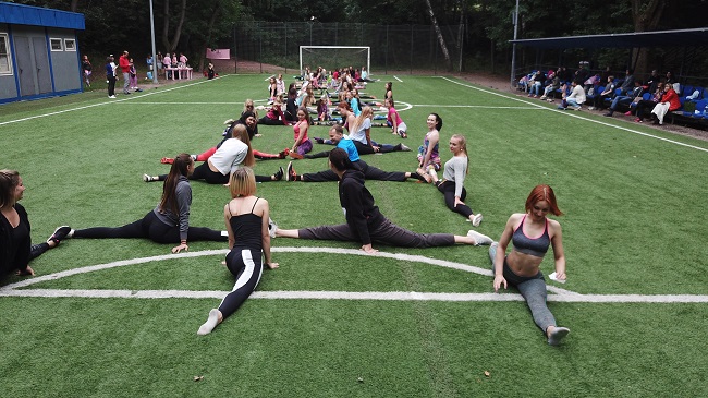 Студия эффективной растяжки провела в парке яркий флэшмоб