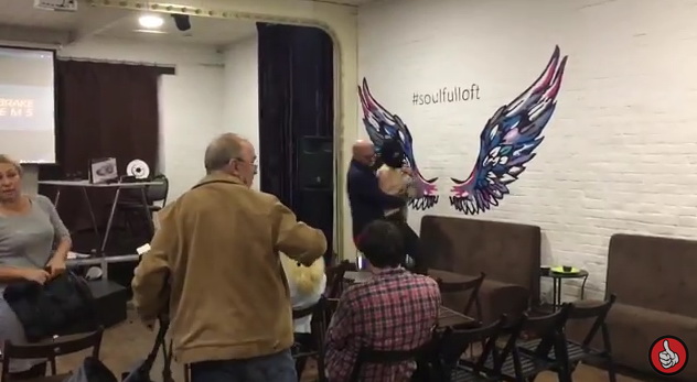 Голые феминистки ворвались на презентацию UBS