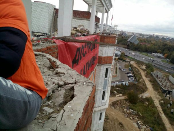 Забаррикадировавшиеся дольщики ЖК «Царицыно» требуют назначения нового застройщика