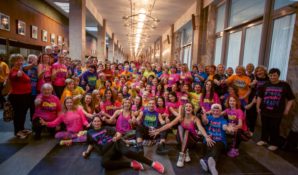 200 бабушек и дедушек со всей Москвы устроили полезный танцевальный флешмоб