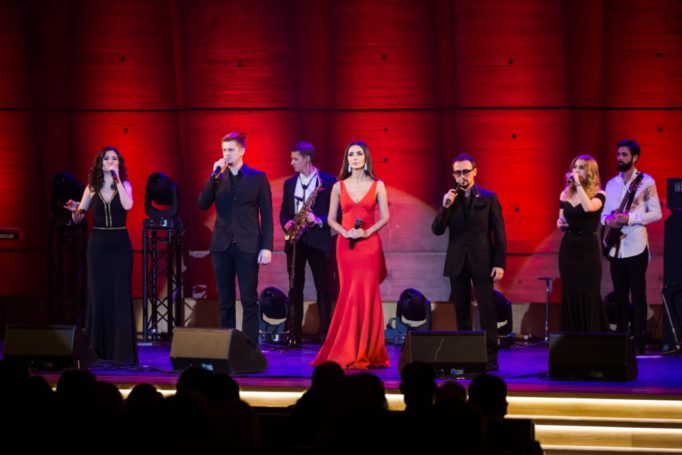 Зара спела дуэтом с Мирей Матье в столице Франции