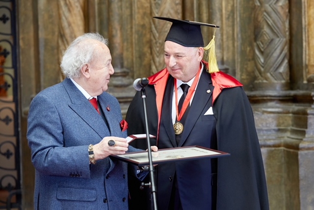 Коллекционер Вячеслав Кантор стал обладателем мантии почётного члена Российской академии художеств