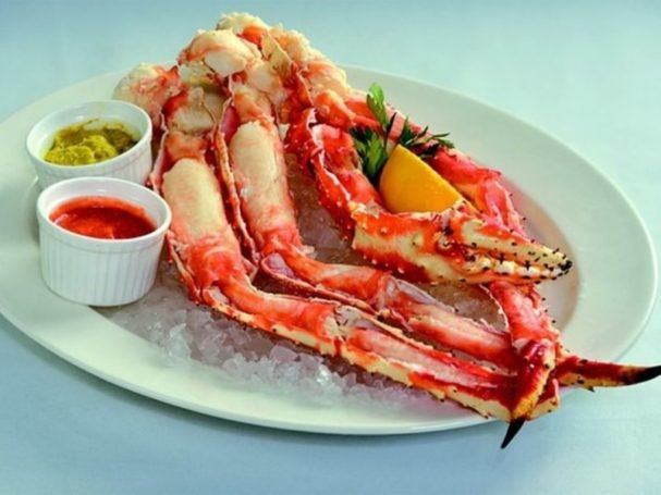 В ресторанах России появится свежий камчатский Королевский краб