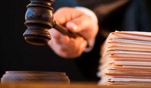 Иск обвиняемой в мошенничестве к застройщику стал причиной остановки строительства жилья в Подмосковье