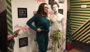 Эвелина Бледанс и голый Давид стали участниками показа мод Follow The Fabrica