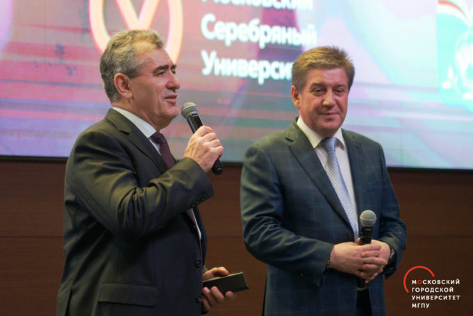 Первый выпуск «Серебряного университета» получил сертификаты из рук Исаака Калины