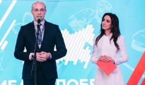 Певица Зара поздравила волонтеров с победой