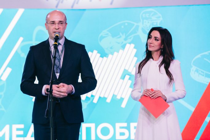 Певица Зара поздравила волонтеров с победой