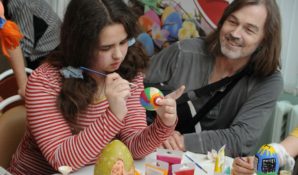 Пациенты Морозовской больницы распишут пасхальные яйца с Никасом Сафроновым