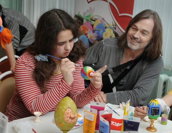 Пациенты Морозовской больницы распишут пасхальные яйца с Никасом Сафроновым