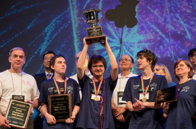 Исаак Калина прокомментировал успех победителей школьных олимпиад на ЧМ по программированию