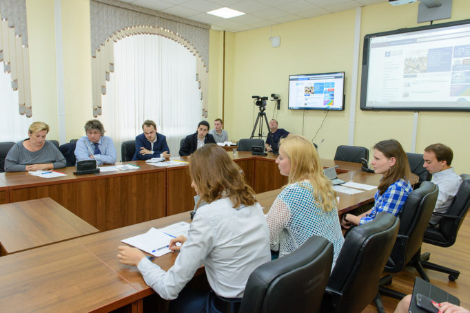 Глава Депобра ответил на вопросы педагогов в прямом эфире