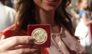 Выдача школьных медалей с учетом баллов ЕГЭ не повлияет на московских школьников