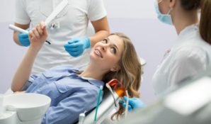 О выгодных условиях имплантации зубов сообщает сеть клиник «32 Дент»