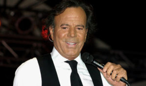 Хулио Иглесиас приедет в Москву лично поздравить поэта Михаила Гуцериева