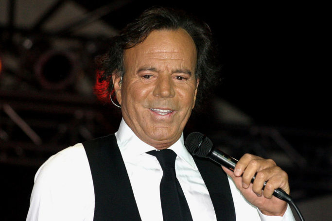 Хулио Иглесиас приедет в Москву лично поздравить поэта Михаила Гуцериева