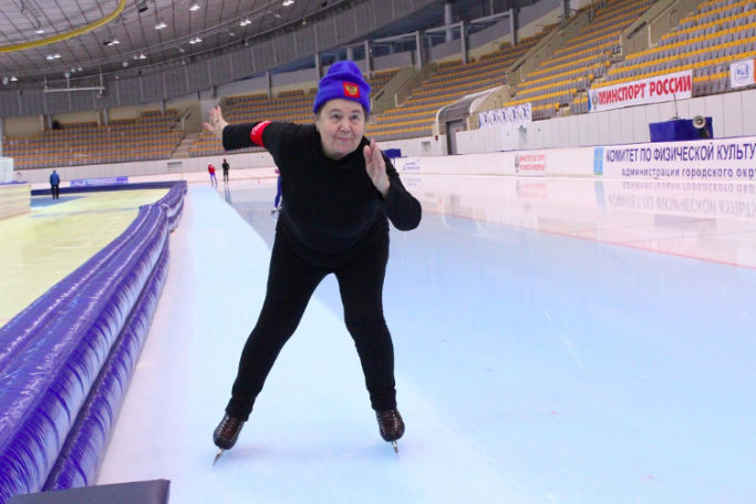 Алина Комарова, знаменитый ученый, исследователь проблем коррупции, отпраздновала 80-летие победой в конькобежном соревновании