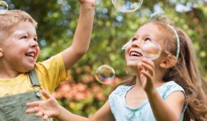 Для особенных детей праздник провели Андрей Бартенев и ДЦ «Нейросфера» Елены Батуриной