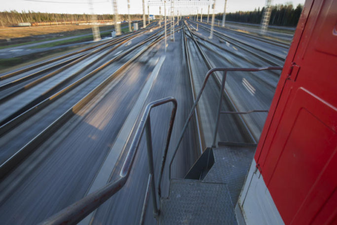 На станции Лужская начинают работать беспилотные локомотивы