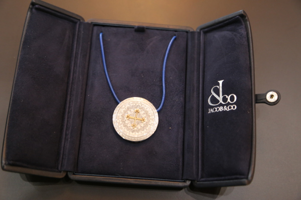 Выпущена лимитированная коллекция крестов по инициативе благотворителя Ваге Енгибаряна