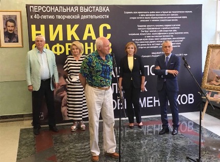 В Государственной Думе прошла выставка работ Никаса Сафронова «Наша эпоха в лицах современников»