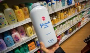 Johnson & Johnson обвиняют в использовании асбеста в детской присыпке